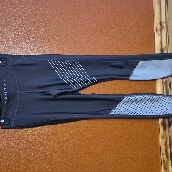 Under Armour Black and Gray Leggings, With Mathching Top. - Picture 6 of 8
